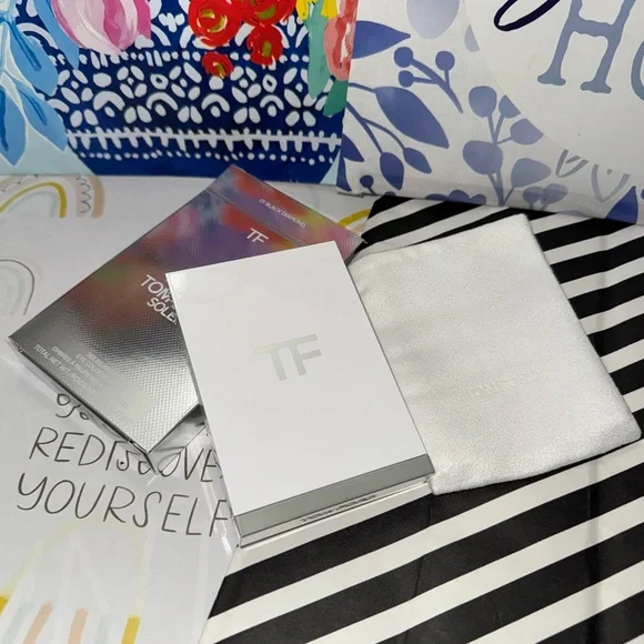 NIB TOM FORD Soleil Neige Eye Color Quad Eyeshadow 01 Black Diamond 0.24 oz/7 g - Picture 6 of 10